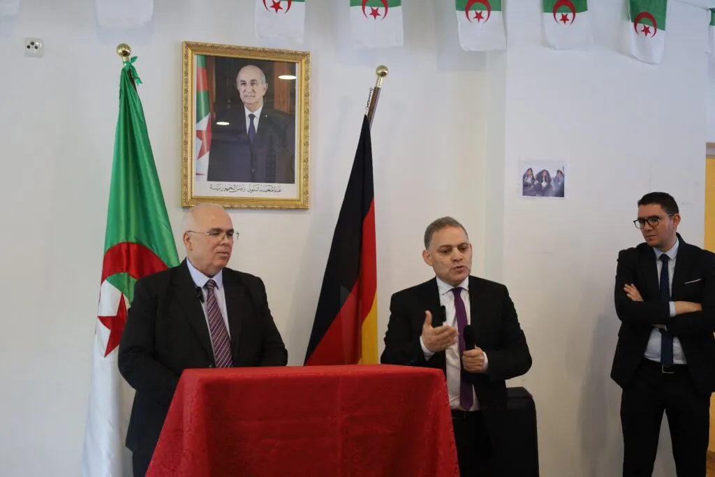 L’Ambassadeur et le Consul Général s’adressent aux membres de la communauté